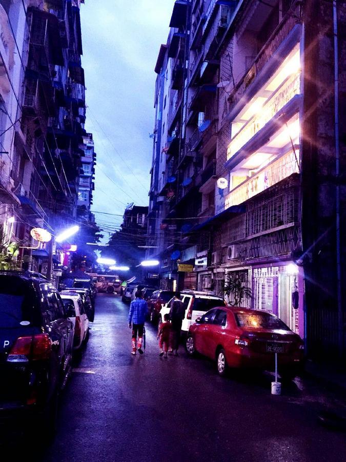 Htinn Yue Tann Hostel Rangoon Buitenkant foto
